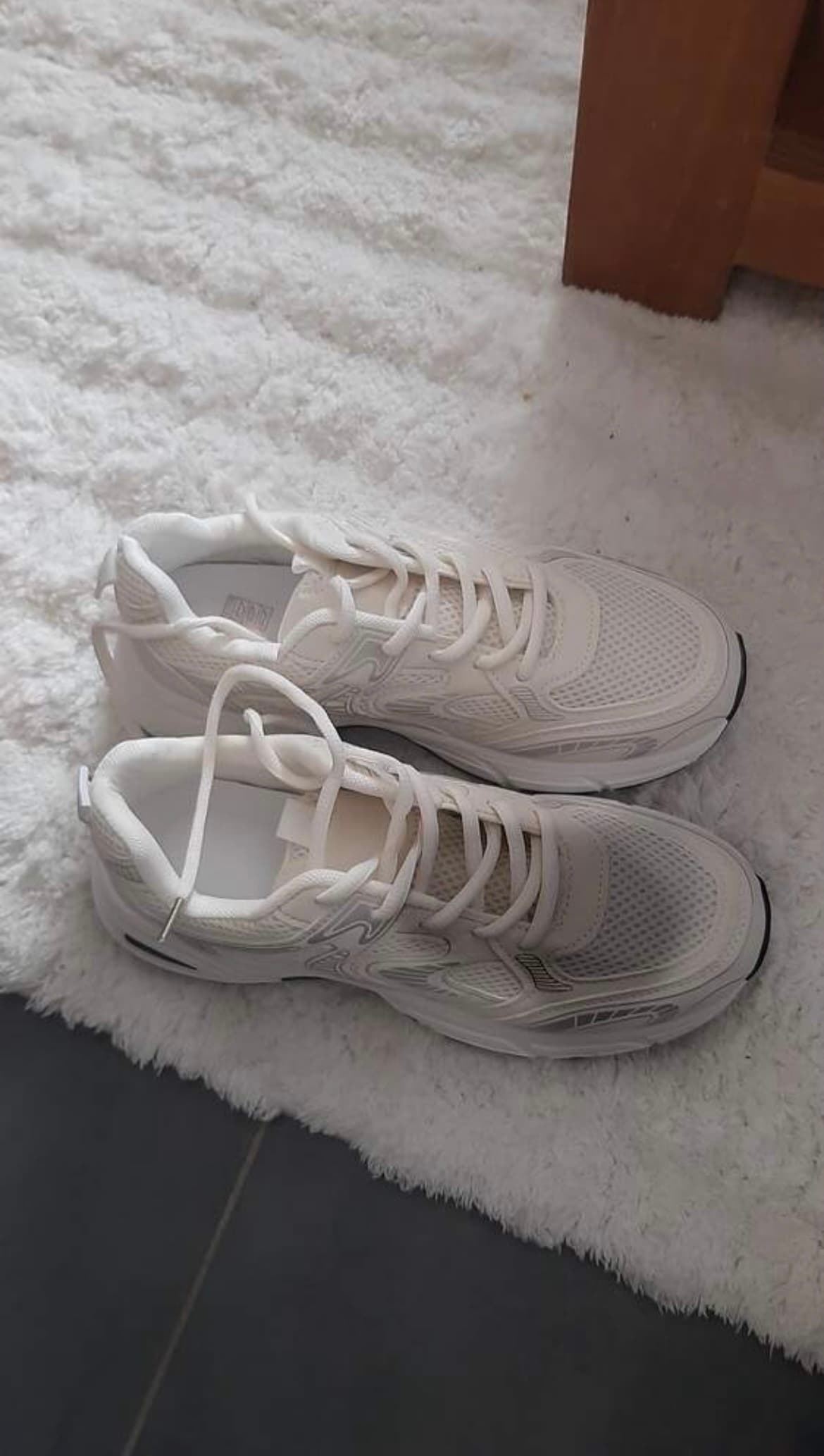 Suspicious manipulated shoes return claim