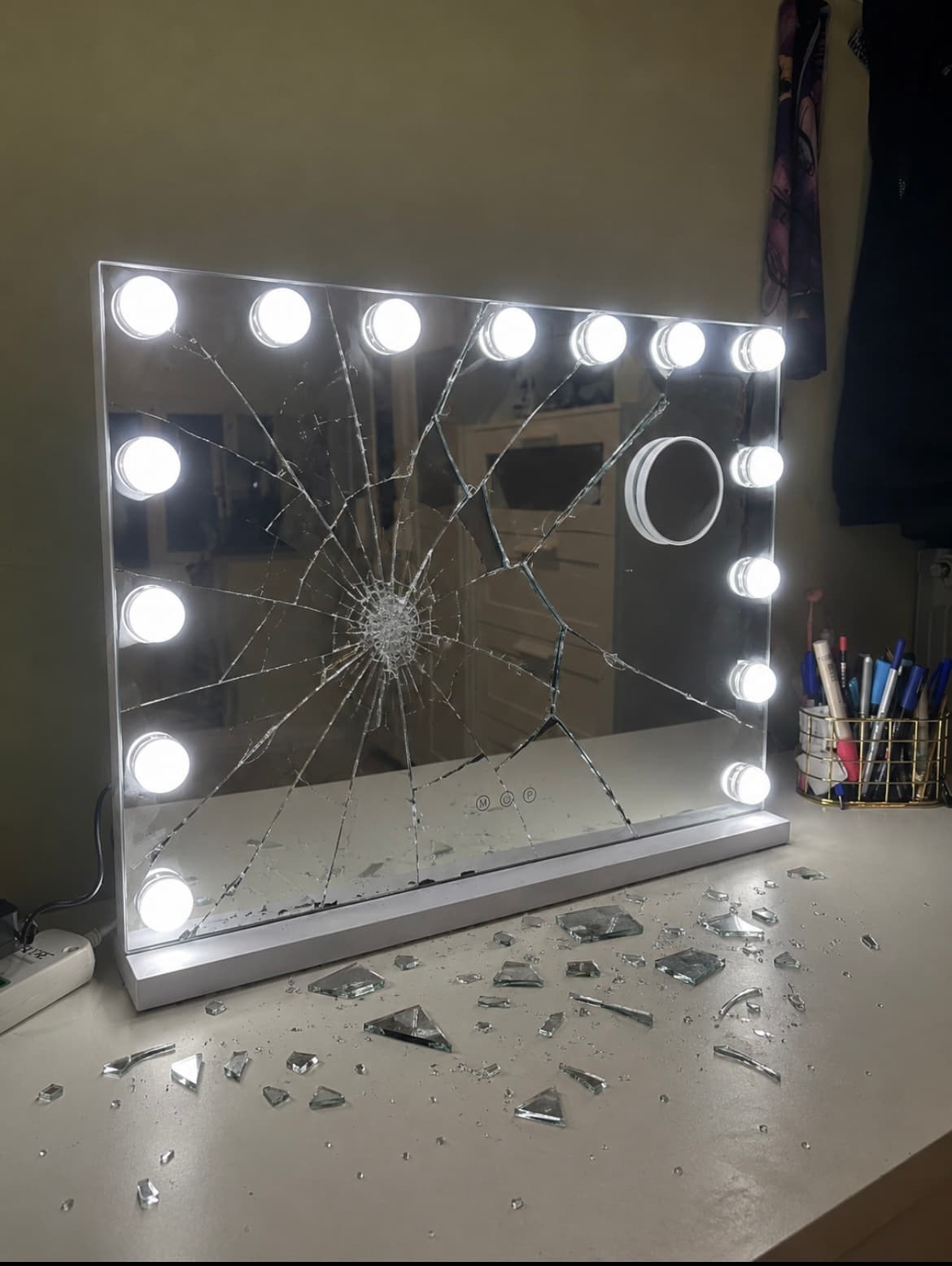 Suspicious damage claim on a returned mirror